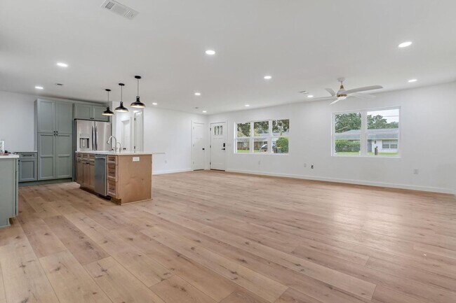 Foto del edificio - POOL HOME! Stunning 2025 Renovation 3 Bedroom Home – Fort Walton Beach!