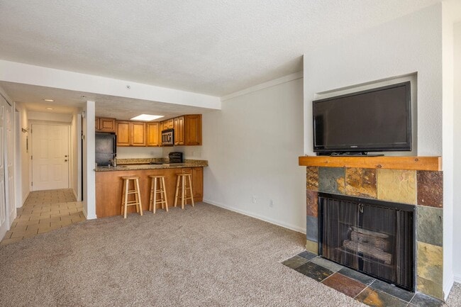 Foto del edificio - Conveniently Located Condo in Prospector S...
