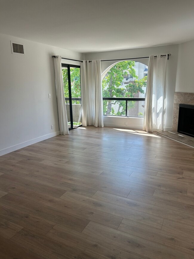 Large Arched Windows - 21650 Burbank Blvd