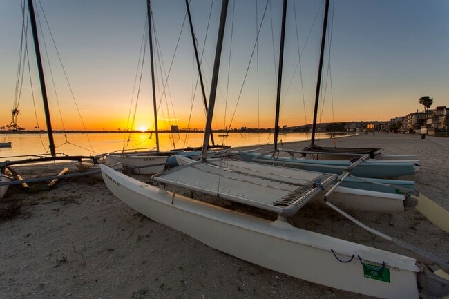 Foto del edificio - 2BR with Assigned Parking in Pacific Beach