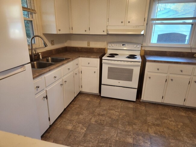 Building Photo - 3 Bed 1 bath Rancher-Kenbridge/Blackstone