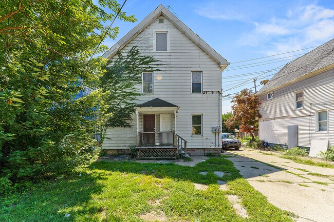 Foto del edificio - 8810 Denison Ave
