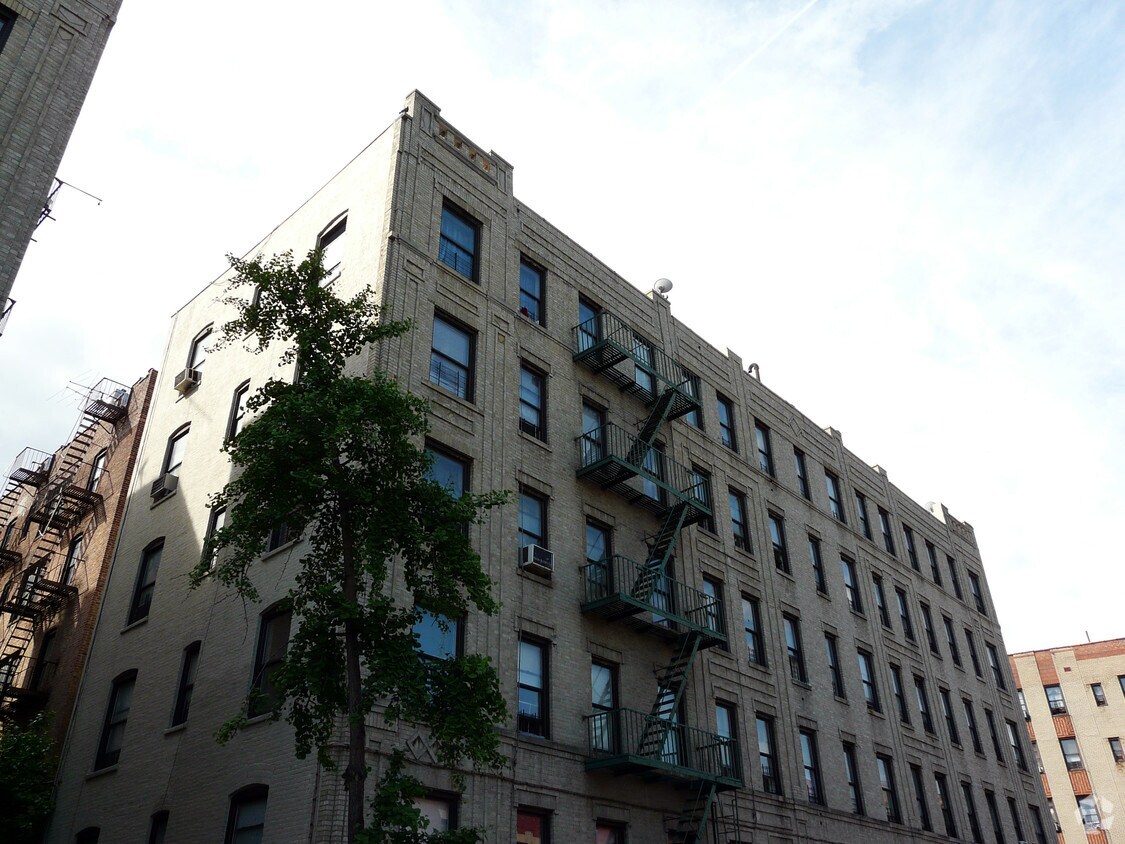 Building Photo - 2850 Creston Ave
