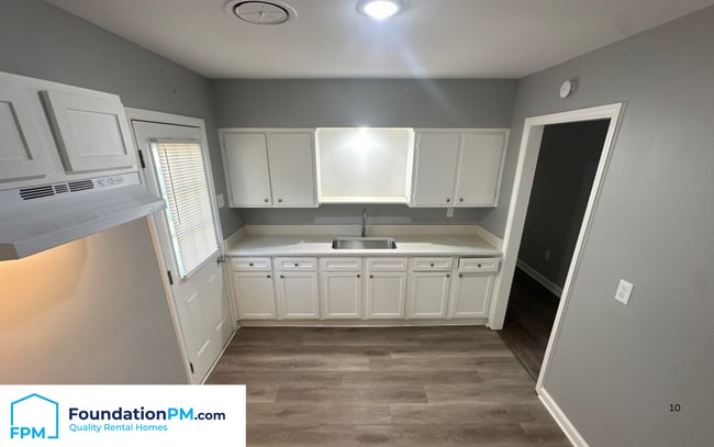 Building Photo - 1704 S Perkins Rd