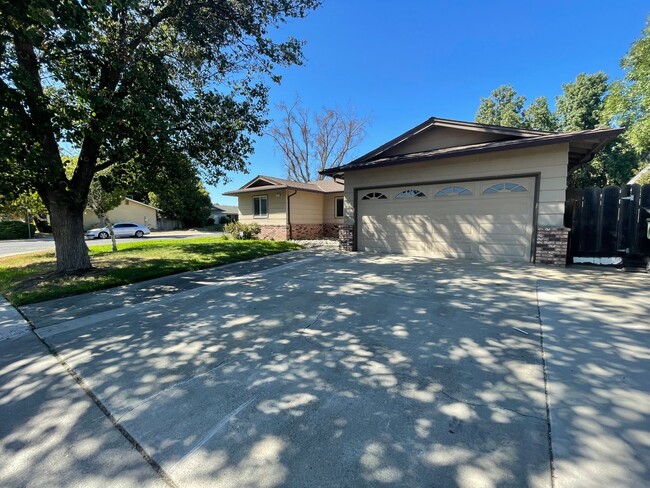 Building Photo - 4-bedroom single story in NW Modesto!