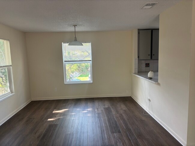 Building Photo - 204 9th St