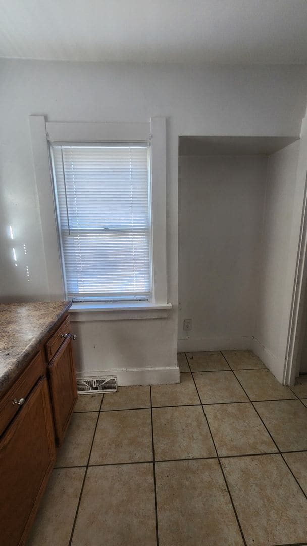 Building Photo - 2 Bed 1 Bath