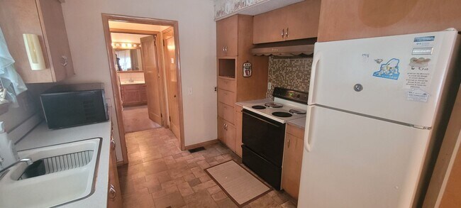 Building Photo - Upper Level 2 Bedroom