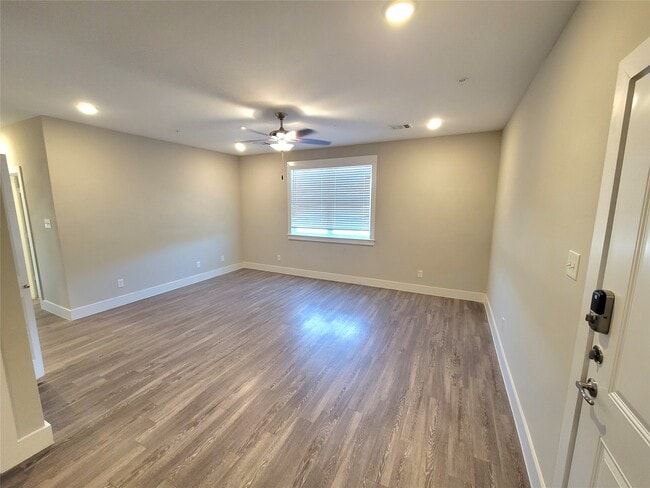 Building Photo - 1620 Crestdale Dr