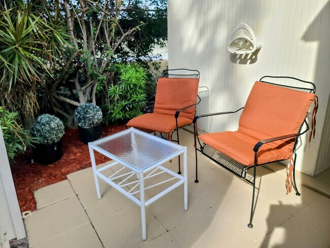 Foto del edificio - 4482 King Theodore Dr