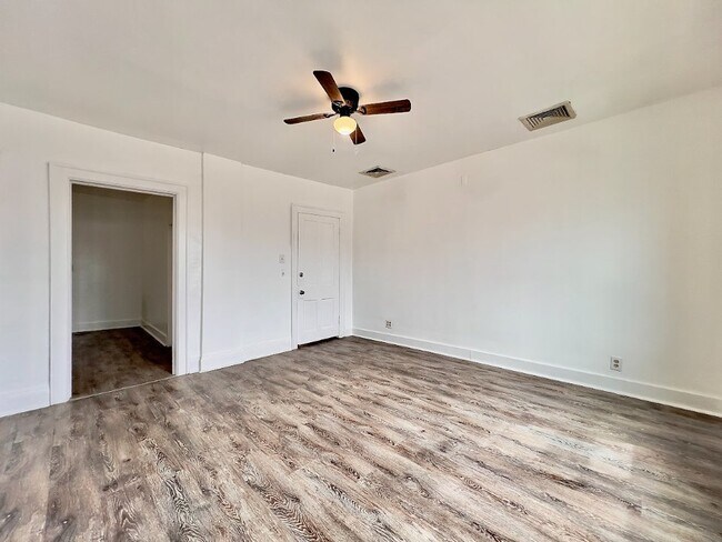 Foto del edificio - 5036 S Packard Ave