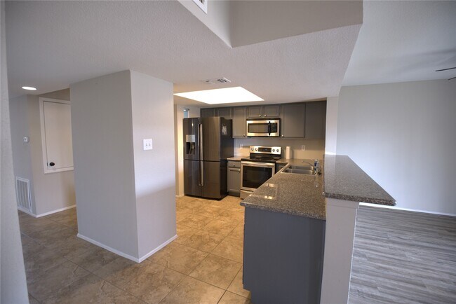 Building Photo - 4444 Victory Dr