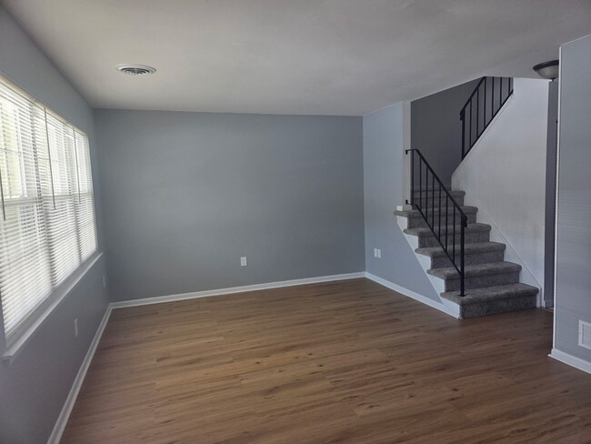 Building Photo - 104 Laurel Ct