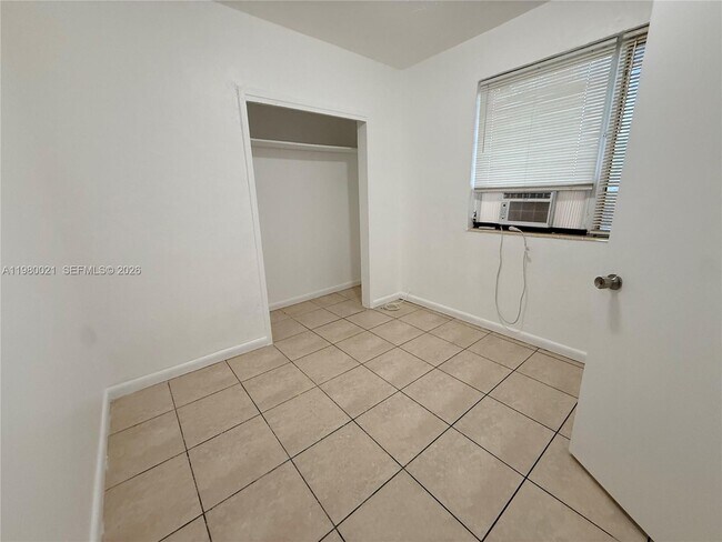 Foto del edificio - 7000 NW 8th Ave