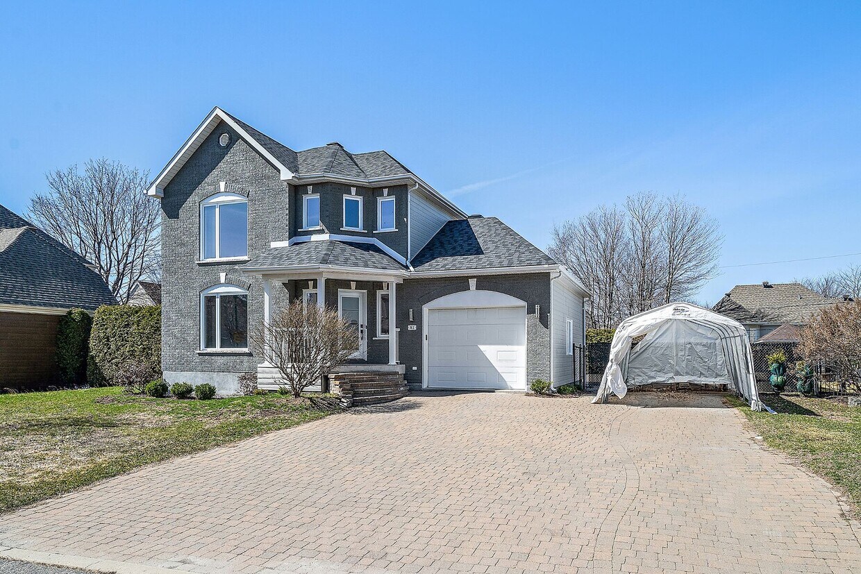 81 Rue des Souverains, Blainville, QC J7C 5R4 House for Rent in