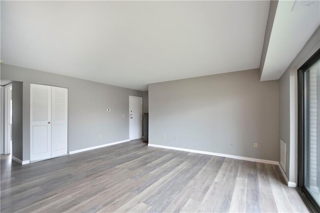 Building Photo - 1003 Sanlin Dr