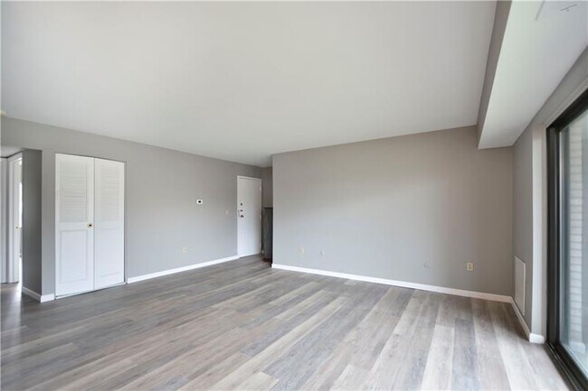 Foto del edificio - 1003 Sanlin Dr