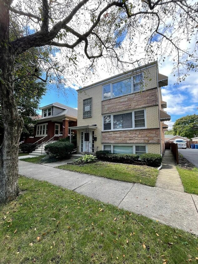 929 Circle Ave Unit 1, Forest Park, IL 60130 Room for Rent in Forest