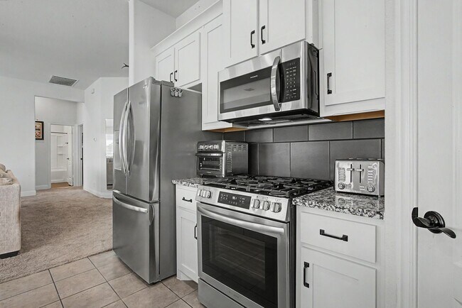 Building Photo - Beautifully Maintained Home on Greenbelt!