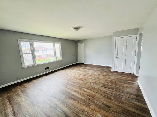 Building Photo - 5851 N 61st St