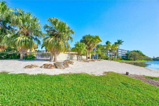 Building Photo - 9367 Fontainebleau Blvd