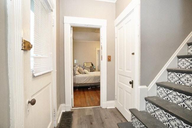 Building Photo - 5 Bedroom/ 2 Bathroom on Fairview Mins. fr...