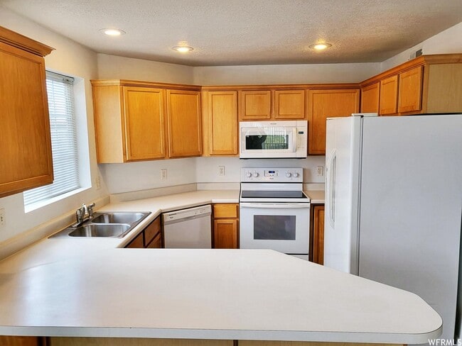 Building Photo - This is a beautiful 3 bed 2 bath home in the highly sought after CHAMBERY HOA community.