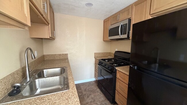 Building Photo - Three Bedroom Two Bathroom Apartment in San Bernardino!