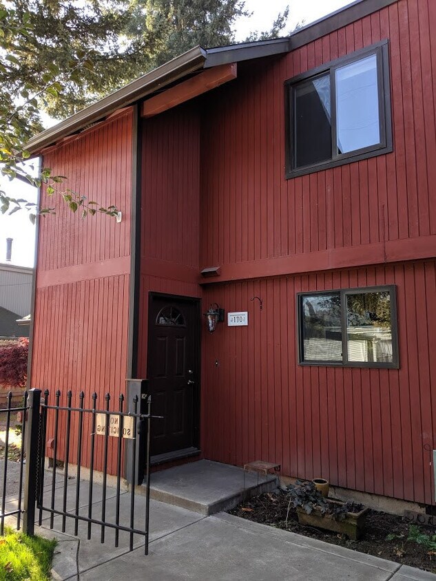 Cute 3 Bedroom, 1 Bath Duplex In Eugene! - Cute 3 Bed/1Bath Duplex