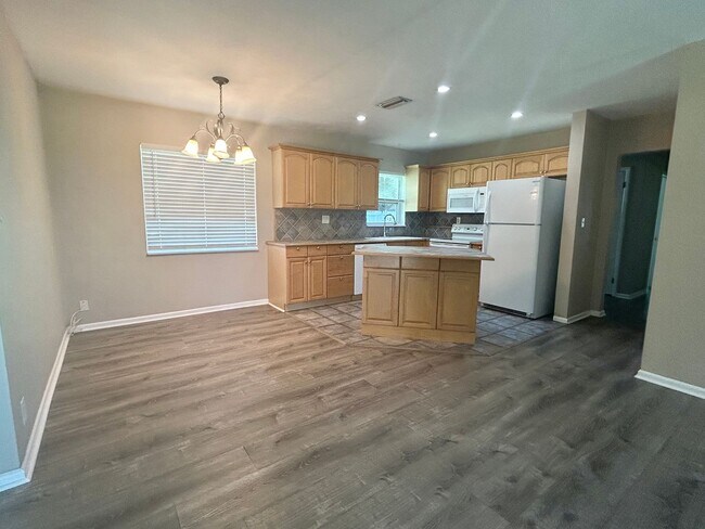 Foto del edificio - 3 Bed 1 Bath Home with fenced yard in quie...