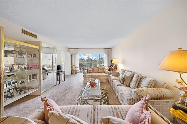 Foto del edificio - 3000 N Palm Aire Dr