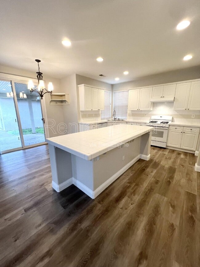 Building Photo - 626 Peachcrest Dr