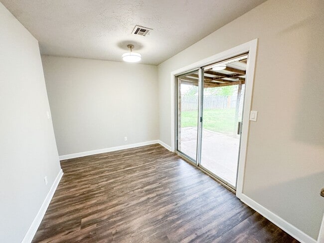 Building Photo - Beautiful 3 Bedroom - 1.5 Bathroom in Must...