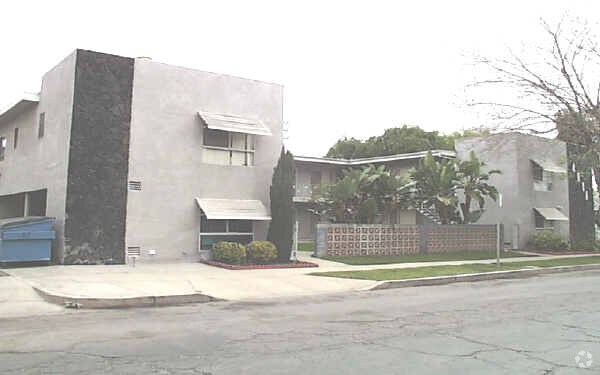 Foto del edificio - 4808 Riverton Ave