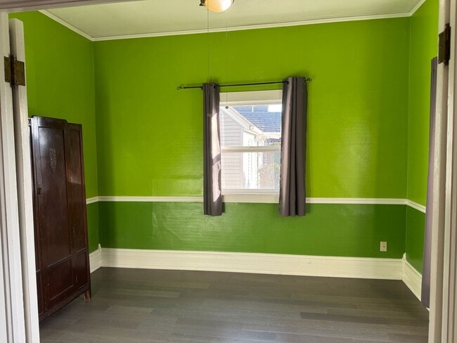 Building Photo - Adorable 1 BD + Loft and Office Bungalow in SE Richmond Neighborhood. ** Central Heat & AC! **