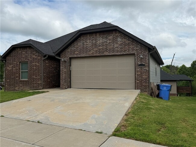 Building Photo - 2055 E Peppervine Dr