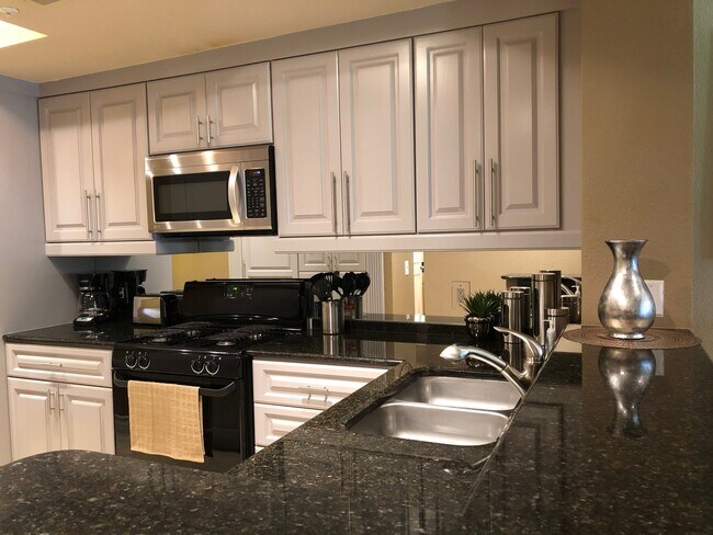 Foto del edificio - Meridian FURNISHED 2 BDR /2 BATH Luxury Condo - RESORT STYLE LIVING, 1-1/2 Blocks From The Heart ...