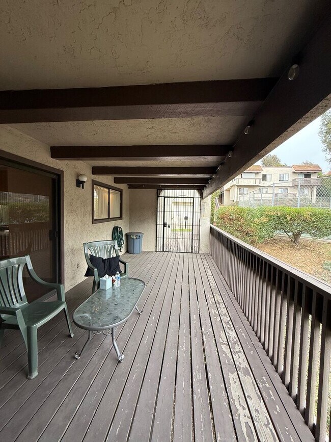 Building Photo - 3 bedroom 2 1/2 bath Townhome with Office ...