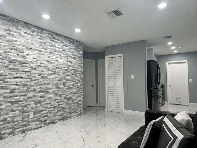 Foto del edificio - 4960 SW 28th Terrace