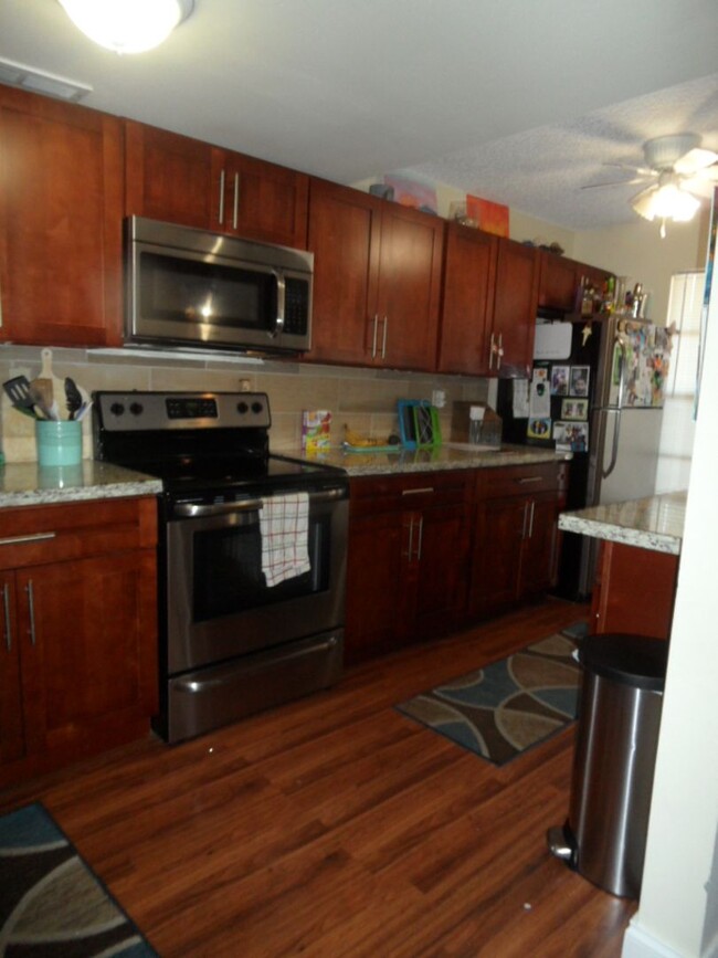 Building Photo - 3B/2B Beautiful & Spacious Townhome At Dan...