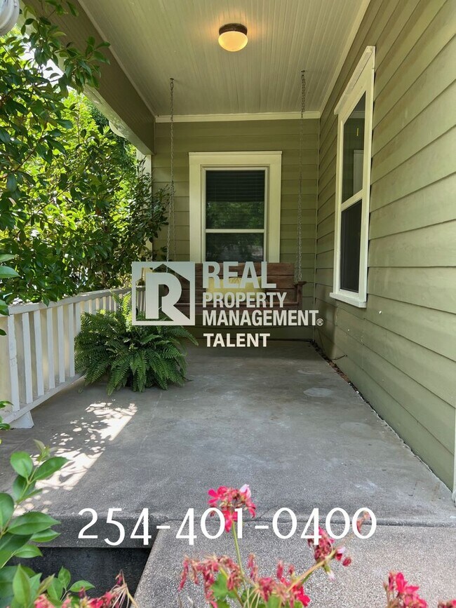 Foto del edificio - This charming bungalow-style 3BR/2BA (plus...