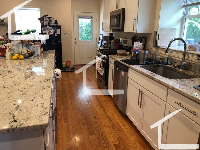 Building Photo - 5 Bedroom-Huge