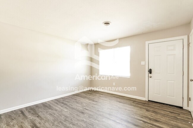 Building Photo - 2907 Dahlia Dr