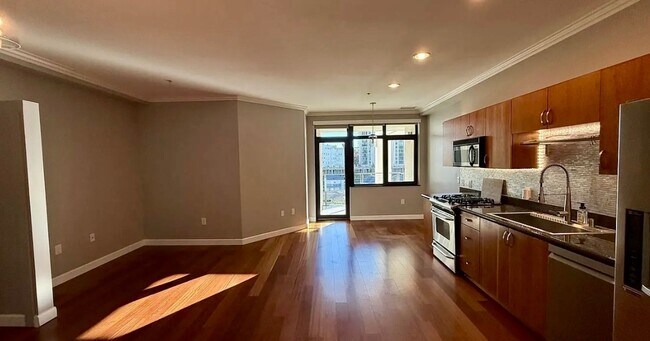 Foto del edificio - Spacious Studio with 2 Parking Spaces, W/D, Large Patio available in Cortez Hill