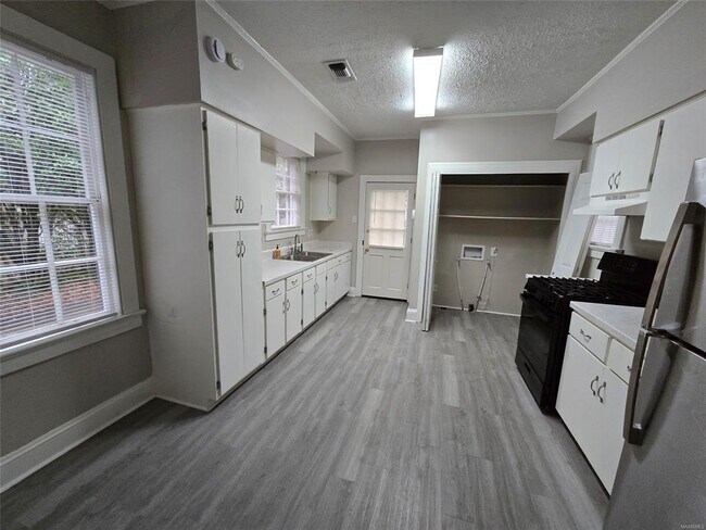 Foto del edificio - 3256 Montezuma Rd