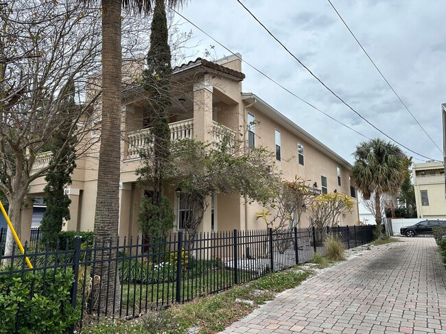 Foto del edificio - Spacious 2 story 2BR/2.5BA two story in th...