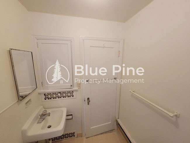 Building Photo - 302 12th St