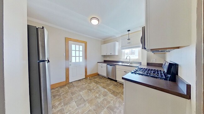 Foto del edificio - Spacious 3 Bedroom Home with One Car Garage