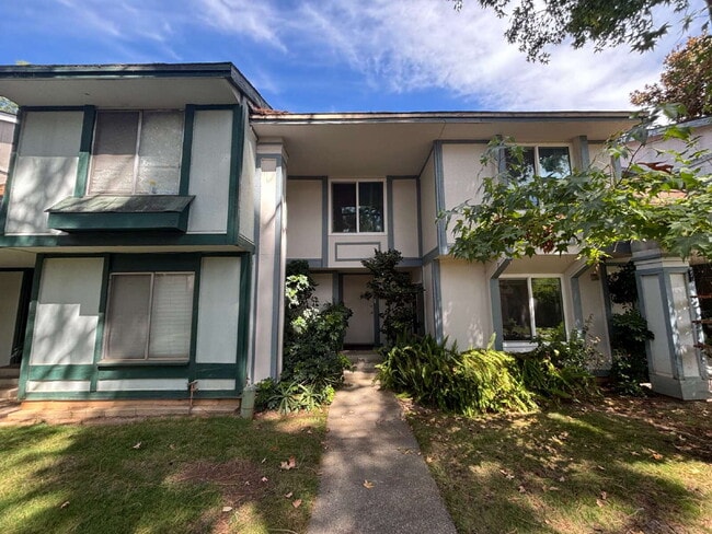 Spacious 4-Bedroom Townhome Directly Across from Greenfair Park - Spacious 4-Bedroom Townhome Directly Across from Greenfair Park