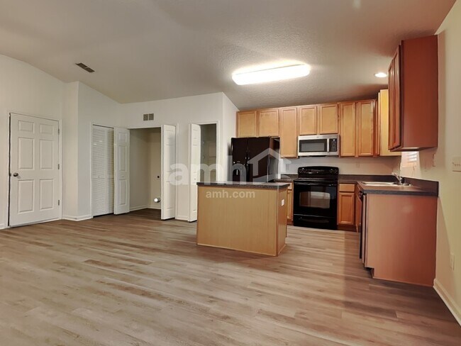 Foto del edificio - 6421 Pinewood Hills Dr